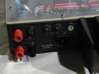 電源ケーブルは着脱式(IEC320)です。本製品は stereo \ mono bridge の切り替えが可能です。