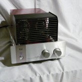 コンパクトサイズの真空管式プリメインアンプです。名３極管 300B シングル動作 8w+8w を出力します。使用時間も少ない良品です。