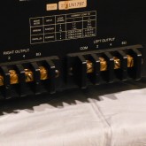 スピーカーターミナルはねじ式です。ケーブル接続はマイナスドライバーなどをご利用ください。