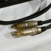 出力ケーブル先端の RCA プラグの拡大写真です。