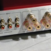 入力は３系統ともにラインレベルです。SP output は [６Ω以下 ８Ω以上] で接続端子を変えて使用します。