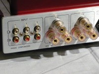 入力は３系統ともにラインレベルです。SP output は [６Ω以下 ８Ω以上] で接続端子を変えて使用します。