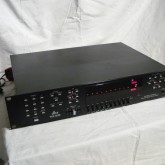 dbx のパラメトリック イコライザーです。マイクで音場を測定し、イコライジングできます。