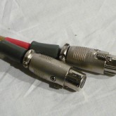 XLR プラグは ITT 製が採用されています。