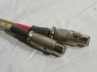 XLR プラグは ITT 製が採用されています。