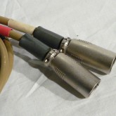 XLR プラグは ITT 製が採用されています。