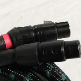 プラグは neutrik NC3FX(MX)-B です。この商品はメーカー製作品ではなく、切り売りケーブルを独自加工したものです。