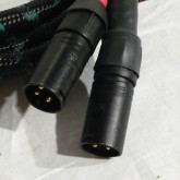 プラグは neutrik NC3FX(MX)-B です。この商品はメーカー製作品ではなく、切り売りケーブルを独自加工したものです。