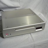 DENON 現行モデル SACD プレーヤーです。コンパクトながら細部まで作り込まれた製品です。
