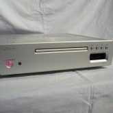 非常に薄型のトレイが印象的です。特殊操作はリモコンで行います。