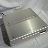 製品上部の写真です。肉厚のトップパネルを奢り、さらに分割して振動対策を入念に行っています。