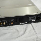 analog output は RCA 、digital outputs はSPDIF / EIAJ です。電源ケーブルは IEC320 です。