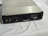 analog output は RCA 、digital outputs はSPDIF / EIAJ です。電源ケーブルは IEC320 です。