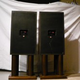 製品背面部です。ケーブルターミナルにはあまり太いケーブルは接続できません。
