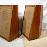 製品は後ろの角部分が大きくそぎ落とされ、部屋の角部などに設置が適している形状です。
