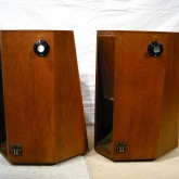 製品背面部の写真です。高域(T35B)用 ATT が装備されています。バインディングポストは端子台です。