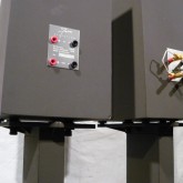 ターミナルは bi-wire です。バナナ端子のみ対応です。バナナ端子は合計８個付属(社外品)しています。