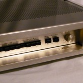 フロントパネルを開けて撮影しました。２系統接続でき、それぞれロードインピータンスを設定できます。