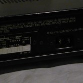 着脱式の電源ケーブルですが、最近多い IEC320 規格ではなくコンセント形状です。