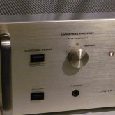 サブソニックフィルターやダンピングファクター切替えスイッチが装備されています。