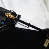 トーンアームの拡大写真です。アームはストレートパイプでヘッドシェル一体型です。