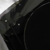 このプレーヤーはベルトドライブです。２段プーリーで 33/45 を切り替えて使います。
