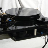 製品を背面から見た写真です。後部は駆動モーターなどが配されており、フローティング機構ではありません。