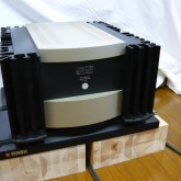mark levinson  デュアルモノラル・パワーアンプです。逞しいドライブ力と緻密な表現を兼ね備えています。オーディオボード・ベースなどは付属しておりません。