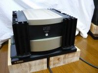 mark levinson  デュアルモノラル・パワーアンプです。逞しいドライブ力と緻密な表現を兼ね備えています。オーディオボード・ベースなどは付属しておりません。