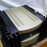同製品でも初期のモデルです。天板やフロントフェイスのパネルカラーがゴールド色がかっているのが特徴です。