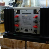 　bi-wire 対応しやすいスピーカー出力ターミナルです。入力は RCA / XLR 選択式です。