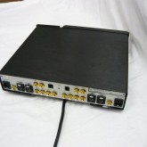 製品背面部の写真です。電源ケーブルは製品下部に接続します。形状は IEC320 が採用されています。