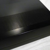 製品天板部にはベントホールが配されています。