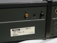 デジタル出力は SPDIF / EIAJ が装備されています。