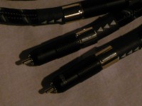 コレクトチャック方式の高信頼性RCAプラグが採用されています。コンタクト部はロジウムプレートです。