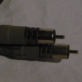 RCA プラグは差し込みタイプです。コレクトチャック方式ではありません。