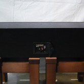 製品背面の様子です。後部は高さ調整機能が付いています。
