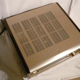 前ユーザー様は本機をオーディオラックに収めて使用していました。非常にきれいな状態です。
