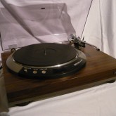 お手ごろ価格のレコードプレーヤーです。状態もわりと良い状態です。