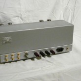 入力は RCA × 3、rec out × 1、電源ON/OFFスイッチが背面に付いています。