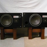 JBL  "decade" 、お手ごろなサイズ・価格で当時高い人気を誇ったモデルです。写真のSPスタンドは付属しておりません。