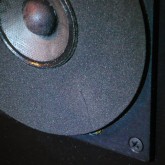 片方の TW には写真のような小傷がありますが、性能・音質には影響ありません。