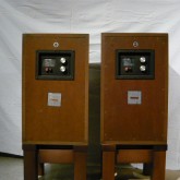 ケーブルターミナルの脇には中域・高域用アッテネーターが装備されています。