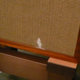片方の固体には塗料のような汚れがあります。