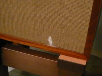 片方の固体には塗料のような汚れがあります。