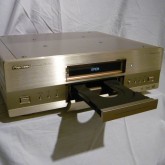 パイオニアの力作 AX10 シリーズのユニバーサルプレーヤーです。徹底した造り込みの良さが光ります。