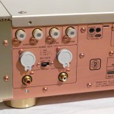 アナログ音声出力部です。通常の RCA のほか XLR(2hot) も装備されています。