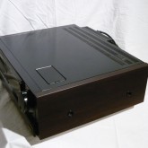 製品横部です。当時の高級機のアイデンティティであるサイドウッドパネルが装備されています。