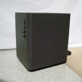 ウーファーユニットは製品両脇に装備されています。