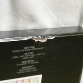 新品未開封品ですが、未開封の保護フィルムの内側には写真のような部分があります。